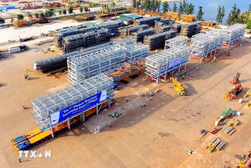 Lô hàng 1.200 tấn Module được Công ty TNHH Công nghiệp nặng Doosan Enerbility Việt Nam (Doosan Vina), Khu kinh tế Dung Quất, xã Bình Thuận, huyện Bình Sơn, tỉnh Quảng Ngãi xuất khẩu sang Singapore. (Ảnh: TTXVN phát)