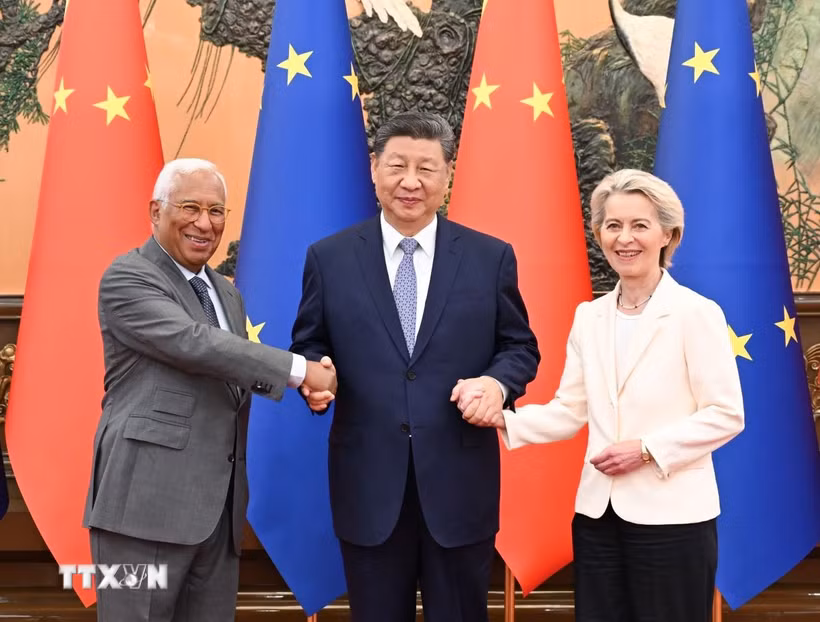 Chủ tịch Trung Quốc Tập Cận Bình (giữa), Chủ tịch Hội đồng châu Âu Antonio Costa (trái) và Chủ tịch Ủy ban châu Âu Ursula von der Leyen tại cuộc gặp ở Bắc Kinh ngày 24/7/2025. (Ảnh: THX/TTXVN) 