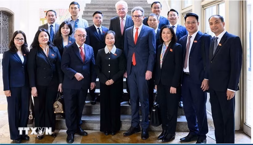Đoàn công tác của Hội đồng Nhân dân Thành phố Hà Nội tại Toà thị chính Frankfurt. (Ảnh: TTXVN phát)