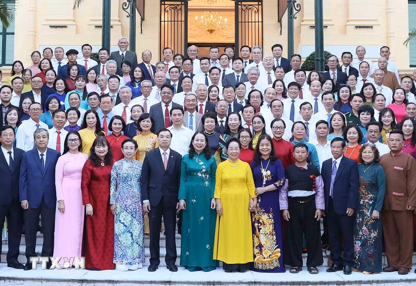 Đồng chí Võ Thị Ánh Xuân, Bí thư Trung ương Đảng, Phó Chủ tịch nước với các đại biểu. (Ảnh: An Đăng/TTXVN)