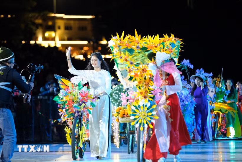 Diễu hành xe đạp hoa tại đêm nghệ thuật Bế mạc Festival hoa Đà Lạt 2024. (Ảnh: Nguyễn Dũng/TTXVN)