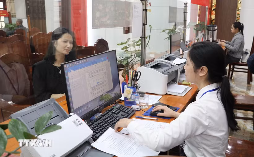 Ứng dụng chuyển đổi số tại Trung tâm phục vụ hành chính công xã Quang Thiện, tỉnh Ninh Bình, giúp người dân làm thủ tục nhanh chóng, thuận tiện hơn. (Ảnh: Thùy Dung/TTXVN)