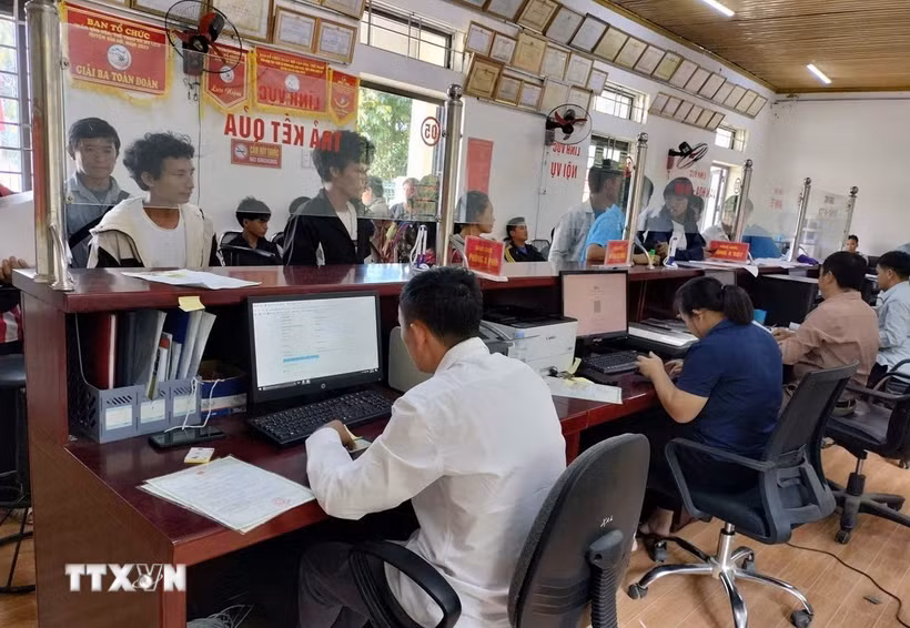 Trung tâm Phục vụ hành chính công xã Tủa Sín Chải, tỉnh Lai Châu nhanh chóng trở thành địa chỉ quen thuộc, gần gũi của người dân trên địa bàn mỗi khi cần giải quyết các thủ tục hành chính. (Ảnh: Việt Dũng/TTXVN)