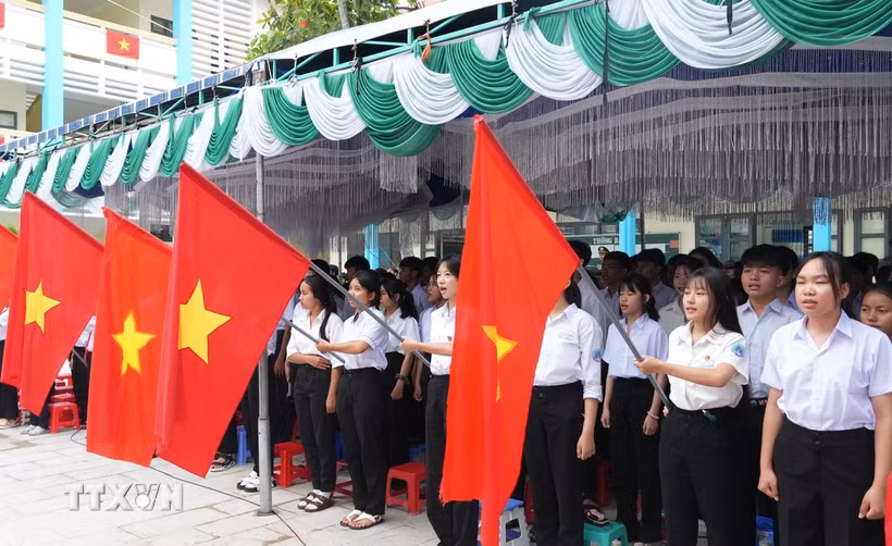 Học sinh Trường Trung học cơ sở-Trung học phổ thông Bác Ái thực hiện nghi thức chào cờ lễ khai giảng năm học mới. (Ảnh: Phan Sáu/TTXVN)