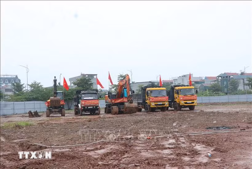 Máy móc tập hợp sẵn sàng thi công Dự án Nhà ở xã hội Công đoàn. (Ảnh: Thanh Thương/TTXVN)