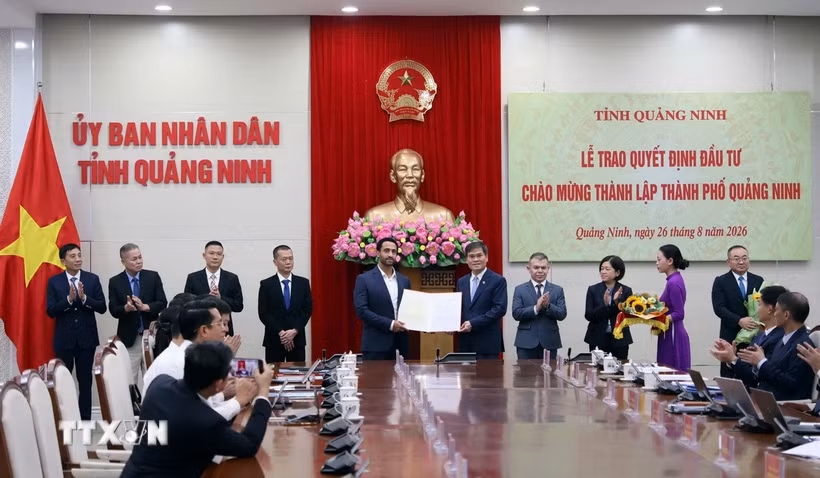 Ủy ban Nhân dân tỉnh Quảng Ninh trao quyết định đầu tư cho 16 dự án với tổng mức đầu tư khoảng 16.075 tỷ đồng. (Ảnh: Đức Hiếu/TTXVN)