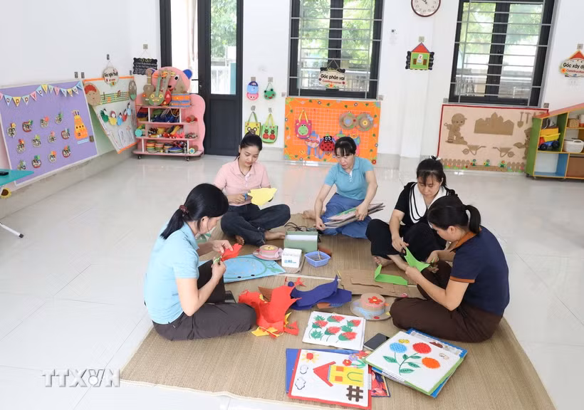 Giáp viên Trường Mầm non Tam Chúc, phường Tam Chúc, Ninh Bình, chuẩn bị trang trí phòng lớp trước thời gian sáp nhập trường. (Ảnh: Đại Nghĩa/TTXVN)