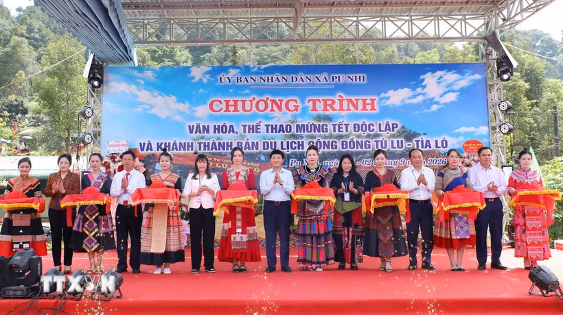 Các đại biểu cắt băng khai trương bản du lịch cộng đồng Tù Lu-Tìa Ló. (Ảnh: Trung Kiên/TTXVN)