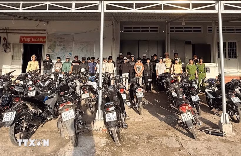 Nhóm thanh, thiếu niên tụ tập "đi bão" lúc rạng sáng cùng phương tiện được đưa về trụ sở Công an. (Ảnh: TTXVN phát)