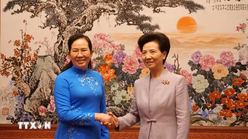 Đồng chí Lê Thị Thủy (trái), Chủ tịch Hội Liên hiệp Phụ nữ Việt Nam chào xã giao đồng chí Thầm Di Cầm, Chủ tịch Hội Liên hiệp Phụ nữ Toàn quốc Trung Hoa. (Ảnh: Quang Hưng/TTXVN)