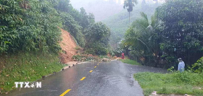 Trên Quốc lộ 40 B, tại khu vực đèo Liêu, mưa lũ đã khiến đất đá và cây cối ở phía ta-luy dương bị sạt lở và ngã đổ xuống mặt đường, khiến giao thông từ đồng bằng lên các xã miền núi gặp nhiều khó khăn. (Ảnh: Đoàn Hữu Trung/TTXVN)
