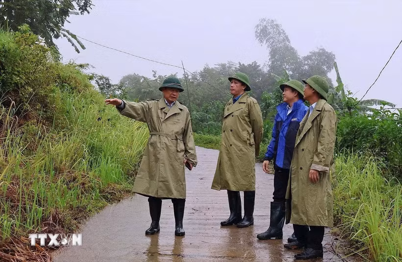 Phó Chủ tịch Ủy ban Nhân dân tỉnh Phú Thọ Quách Tất Liêm (ngoài cùng, bên trái) kiểm tra tại các điểm mưa lũ. (Ảnh: Thanh Hải/TTXVN)