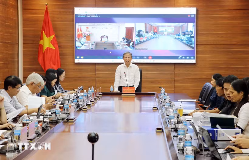 Ông Trần Hòa Nam, Phó Chủ tịch Ủy ban Nhân dân tỉnh Khánh Hòa giải đáp kiến nghị của người dân liên quan đến công tác bồi thường, giải phóng mặt bằng dự án… (Ảnh: Công Thử/TTXVN)