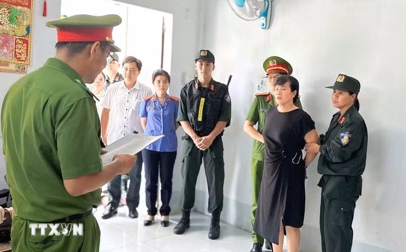 Cơ quan điều tra tống đạt các quyết định đối với bị can Nguyễn Thị Châu. (Ảnh: TTXVN phát)