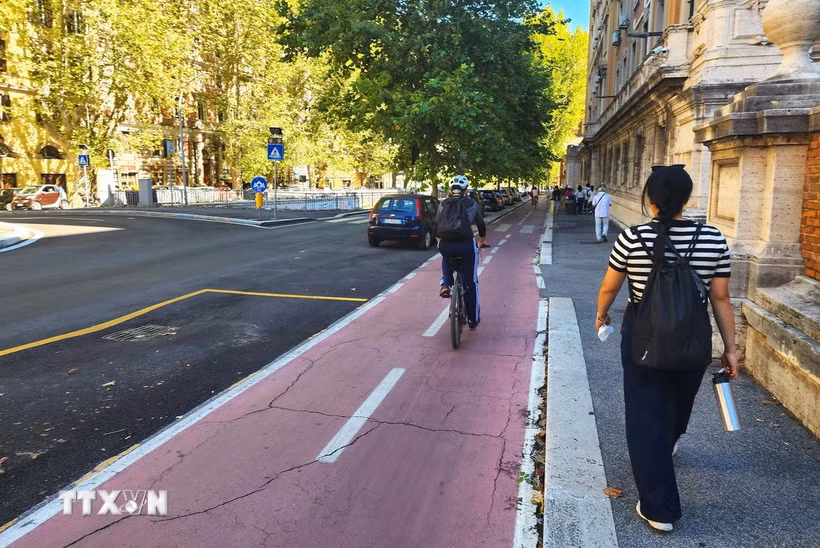 Làn đường đạp xe trên đường Via Nomentana, xuất phát ngay từ khu vực quảng trường Porta Pia đi các hướng khác. (Ảnh: Việt Hải/TTXVN)