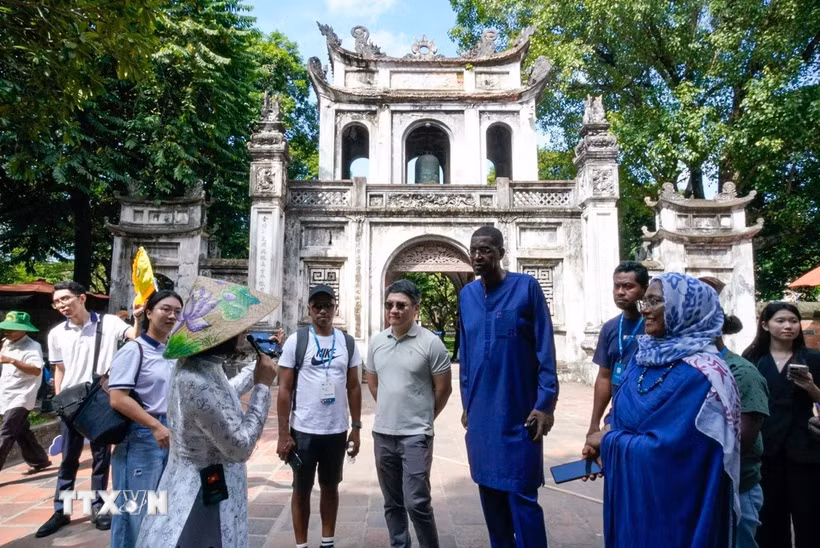 Du khách tìm hiểu các giá trị lịch sử, văn hóa tại Văn Miếu-Quốc Tử Giám. (Ảnh: Khánh Hoà/TTXVN)