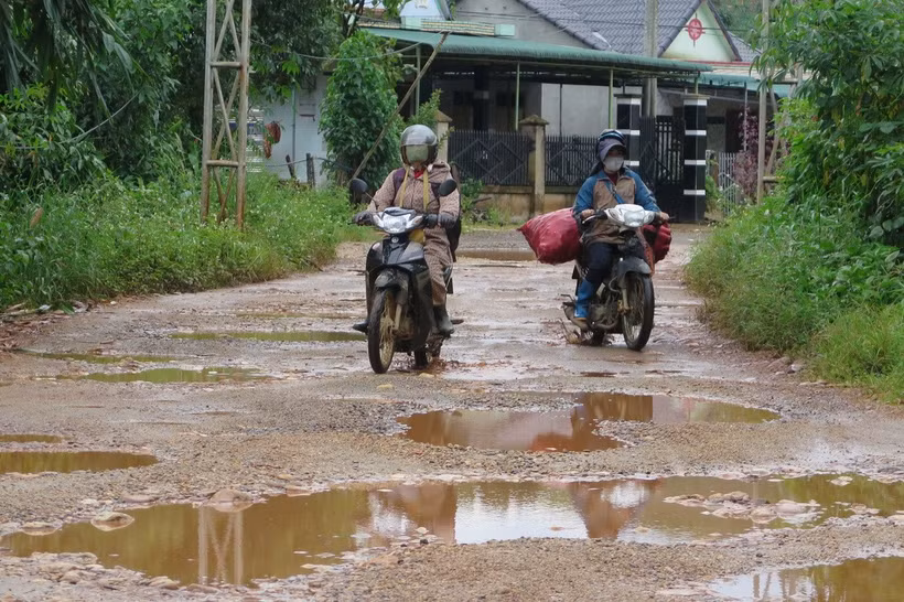 "Ổ gà", "ổ voi" chằng chịt, dày đặc trên mặt đường bị mất lớp nhựa của tuyến đường DH85, gây khó khăn cho các phương tiện giao thông. (Ảnh: Dư Toán/TTXVN)