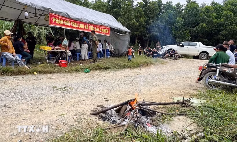 Quá bức xúc với mùi hôi thối từ trang trại lợn Công ty Cổ phần Đầu tư quốc tế ASEAN nên người dân thôn Lâm Chính, xã Thanh Quân (Thanh Hóa) lập lán phản đối. (Ảnh: Việt Hoàng/TTXVN)