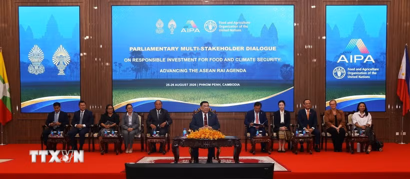 Đoàn Chủ tịch tại phiên khai mạc của hội nghị. (Ảnh: Minh Hưng/TTXVN) 