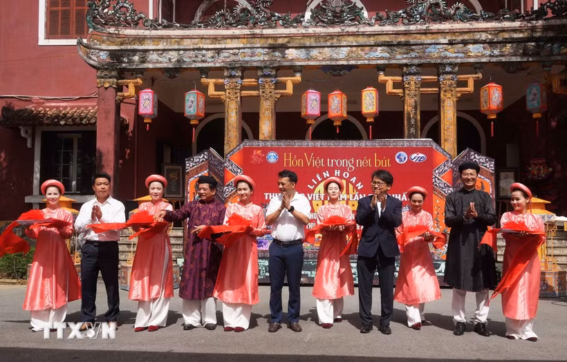 Đại biểu cắt băng Khai mạc Liên hoan Thư pháp Việt Nam lần thứ nhất năm 2026. (Ảnh: Nguyên Lý/TTXVN)