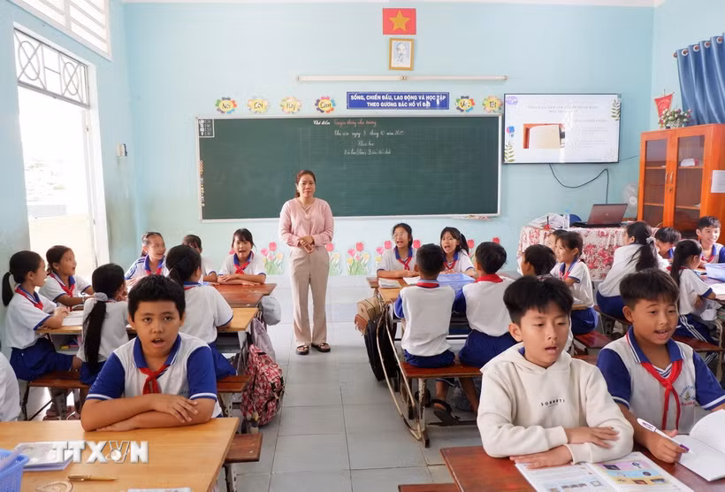 Thầy và trò xã biên giới Tân Hoà nỗ lực trong điều kiện còn nhiều khó khăn. (Ảnh: Đức Hạnh/TTXVN)