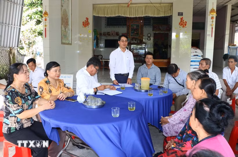 Ông Võ Văn Kiến Quốc, Phó Chủ tịch Thường trực Ủy ban Nhân dân xã Phương Bình chủ trì buổi họp dân thực hiện tuyến đường nông thôn Quang Phong, dài hơn 2km. (Ảnh: Duy Khương/TTXVN)