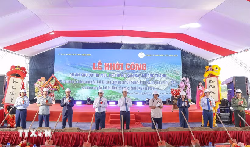 Đại biểu thực hiện nghi thức Khởi công Khu đô thị mới, phố đi bộ sân bay Mường Thanh. (Ảnh: Xuân Tư/TTXVN)