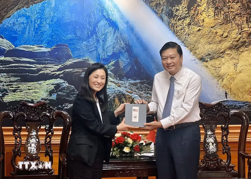 Đại sứ Hoa Kỳ tại Việt Nam Jennifer Wicks tặng quà lưu niệm tới Chủ tịch Ủy ban Nhân dân tỉnh Quảng Trị Lê Hồng Vinh. (Ảnh: Nguyên Linh/TTXVN)