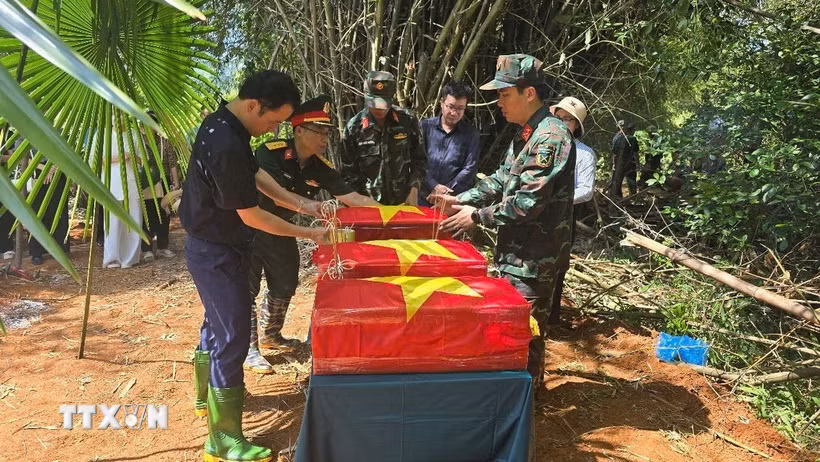 Lãnh đạo tỉnh Lào Cai, phường Cam Đường và lực lượng chức năng thực hiện các nghi thức một cách cẩn trọng, thể hiện lòng thành kính, sự tri ân sâu sắc đối với các Anh hùng liệt sỹ đã hy sinh vì Tổ quốc. (Ảnh: Hương Thu/TTXVN)
