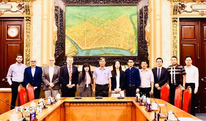 Bà Stéphanie Đỗ (thứ 5 từ trái sang) trong buổi làm việc vào tháng 8/2026 với các sở ngành của TP Hồ CHí Minh. (Ảnh: TTXVN phát)