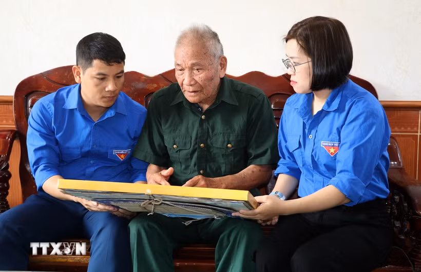 Cựu chiến binh Nguyễn Văn Lịch, xã Nam Hồng, tỉnh Ninh Bình chia sẻ về những ngày chiến đấu ác liệt nhất gắn liền với trận đánh tại cứ điểm đồi A1 trong chiến dịch Điện Biên Phủ. (Ảnh: Thùy Dung/TTXVN)