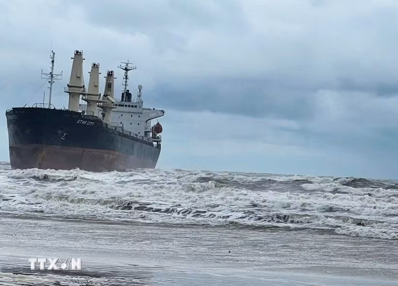 Tàu hàng trôi dạt và mắc cạn do sóng biển lớn ở vùng biển xã Chân Mây-Lăng Cô, thành phố Huế. (Ảnh: TTXVN phát)