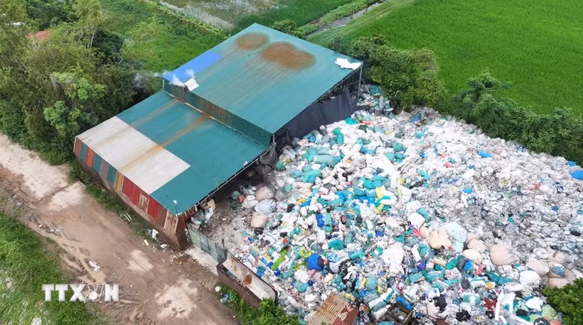Cơ sở sản xuất, tái chế phế thải nhựa chưa đáp ứng các yêu cầu về bảo vệ môi trường, phòng cháy chữa cháy tại thôn An Lạc, xã Việt Tiến (Hưng Yên). (Ảnh Nguyễn Nhân/TTXVN)