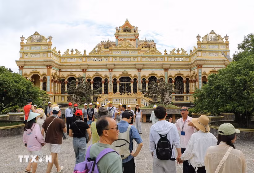 Chùa Vĩnh Tràng (phường Mỹ Phong) là một trong những di tích thu hút đông du khách đến tham quan. (Ảnh: Hồng Thái/TTXVN)