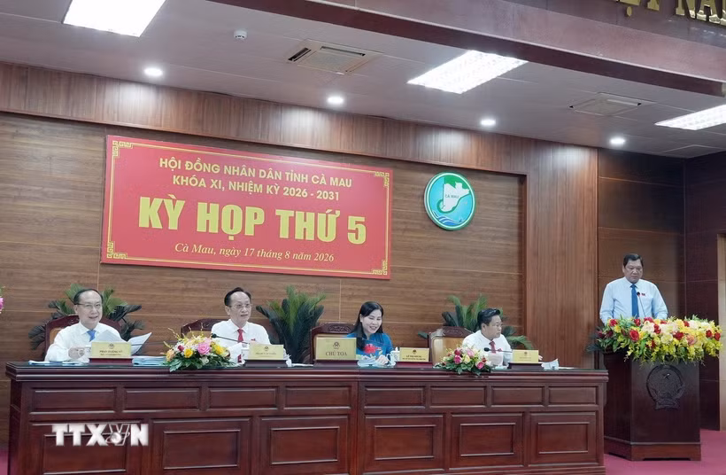 Phó Chủ tịch Ủy ban Nhân dân tỉnh Cà Mau Lâm Văn Bi trình bày dự thảo các tờ trình tại kỳ họp Hội đồng Nhân dân tỉnh. (Ảnh: Trung Hiếu/TTXVN)