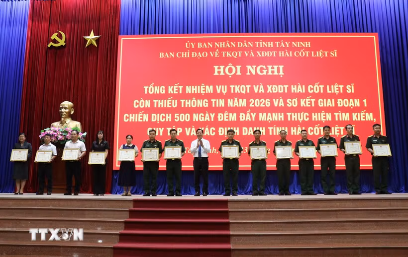 Lãnh đạo tỉnh Tây Ninh trao bằng khen của Chủ tịch Ủy ban Nhân dân tỉnh cho các tập thể có thành tích xuất sắc trong công tác tìm kiếm, quy tập và xác định danh tính hài cốt liệt sỹ. (Ảnh: Bùi Giang/TTXVN)