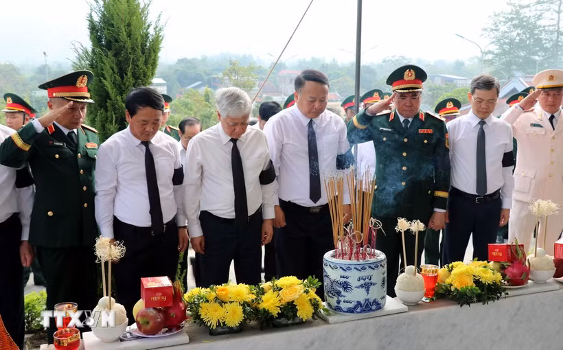 Phó Chủ tịch Thường trực Quốc hội Đỗ Văn Chiến (thứ 3, trái sang) cùng các đồng chí lãnh đạo dành phút mặc niệm bên phần mộ 93 hài cốt liệt sỹ được an táng, tưởng nhớ và tri ân các anh hùng liệt sỹ đã hy sinh vì Tổ quốc. (Ảnh: Đức Thọ/TTXVN)