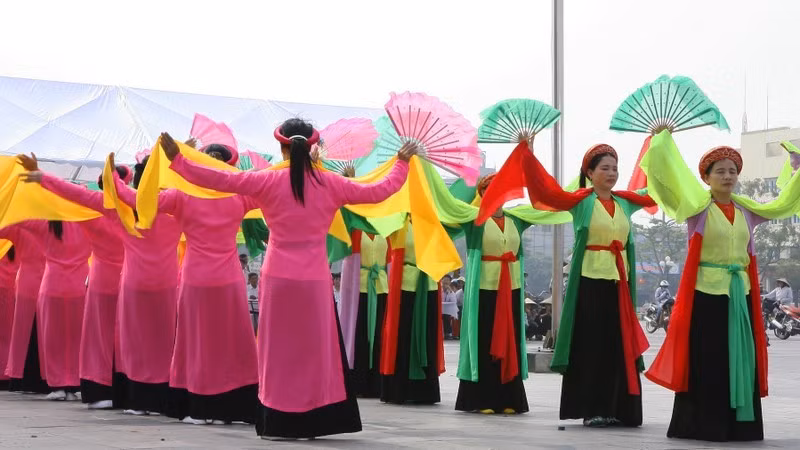 Điệu múa giáo cờ giáo quạt làng Thượng Liệt, xã Đông Quan hiện còn bảo tồn được 36 cấp múa. (Ảnh: Báo Nhân dân)