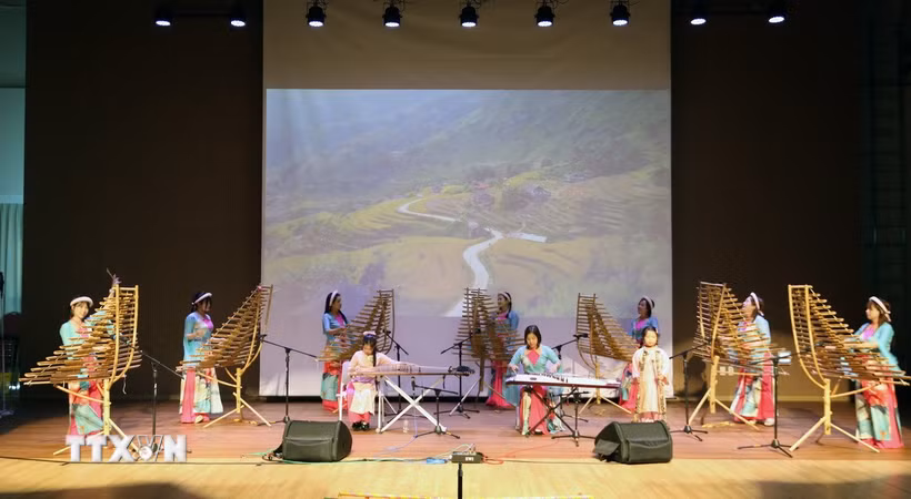 Những làn điệu dân ca Việt Nam “Trống cơm,” “Tây Nguyên chào Mặt Trời,” “Đất nước tươi đẹp,” “Hát mừng Anh hùng Núp,” liên khúc dân ca Tây Bắc và "O Nara" được các thành viên Nhân duyên gửi tới khán giả. (Ảnh: Trường Giang/TTXVN)