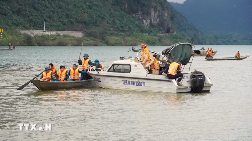 Lực lượng chức năng và người dân địa phương tích cực tìm kiếm nạn nhân mất tích. (Ảnh: TTXVN phát)