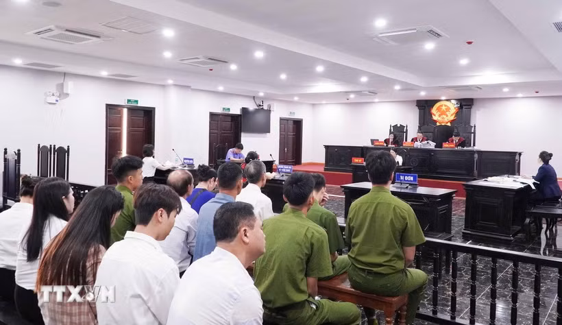 Phiên tòa phúc thẩm, xét xử vụ án lao động về “Đơn phương chấm dứt hợp đồng làm việc, bồi thường thiệt hại, trợ cấp khi đơn phương chấm dứt hợp đồng” đối với cựu giáo viên Trần Thị Lịch (Trường THCS Hiến Nam, thành phố Hưng Yên cũ). (Ảnh: Nguyễn Công Hải/TTXVN)