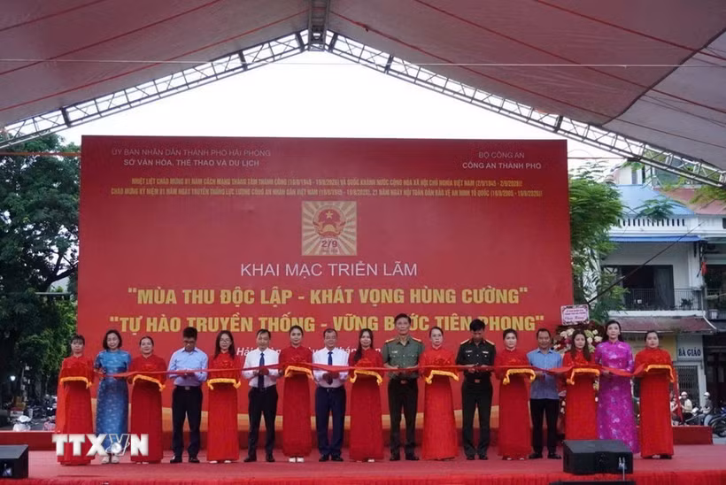 Các đại biểu cắt băng khai mạc triển lãm. (Ảnh: Mạnh Minh/TTXVN)