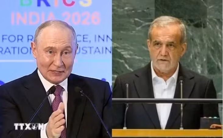 Tổng thống Nga Vladimir Putin (trái) và người đồng cấp Iran Masoud Pezeshkian. (Nguồn: THX-IRNA/TTXVN)