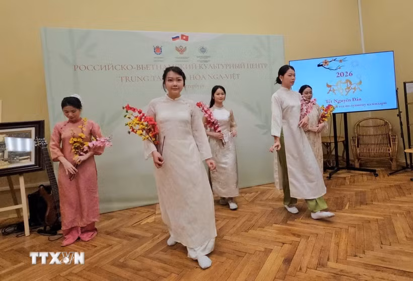 Các sinh viên Việt Nam đã mang đến những điệu múa uyển chuyển, với các bài hát ca ngợi quê hương đất nước. (Ảnh: Trần Hải/TTXVN)