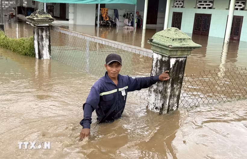 Nhiều nhà dân ở xã Hàm Thuận Bắc (tỉnh Lâm Đồng) bị ngập sâu. (Ảnh: Hồng Hiếu/TTXVN)