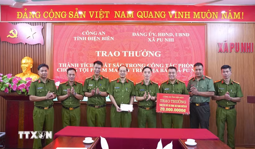 Ban Giám đốc Công an tỉnh Điện Biên trao thưởng các lực lượng tham gia chuyên án. (Ảnh: TTXVN phát)