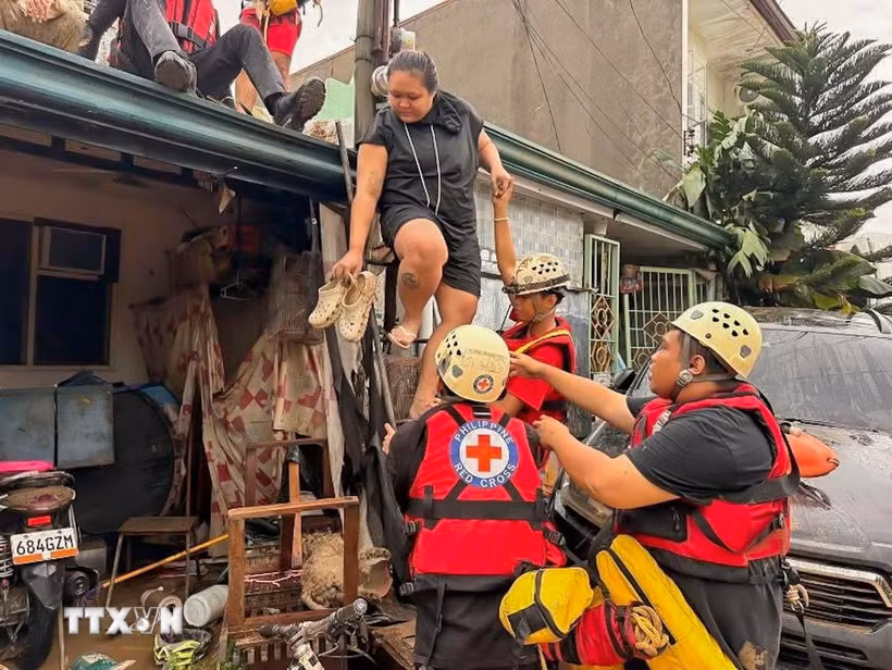Lực lượng cứu hộ sơ tán người dân khỏi khu vực ngập lụt do bão Kalmaegi tại tỉnh Cebu, Philippines ngày 4/11/2025. (Ảnh: THX/TTXVN)