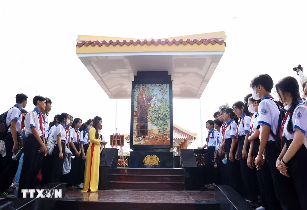 ttxvn-ca-mau-bia-ky-niem-bac-ho-voi-cay-vu-sua-mien-nam-2-resize.jpg