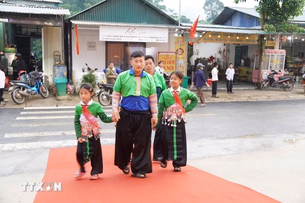 ttxvn-khanh-thanh-khai-giang-tai-cac-truong-noi-tru-lien-cap-vung-bien-thanh-hoa-9003686.jpg