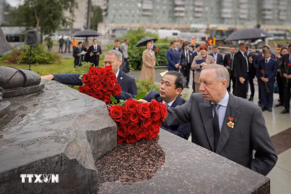 ttxvn-bi-thu-thanh-uy-ha-noi-tham-va-lam-viec-tai-saint-petersburg-lb-nga-2.jpg